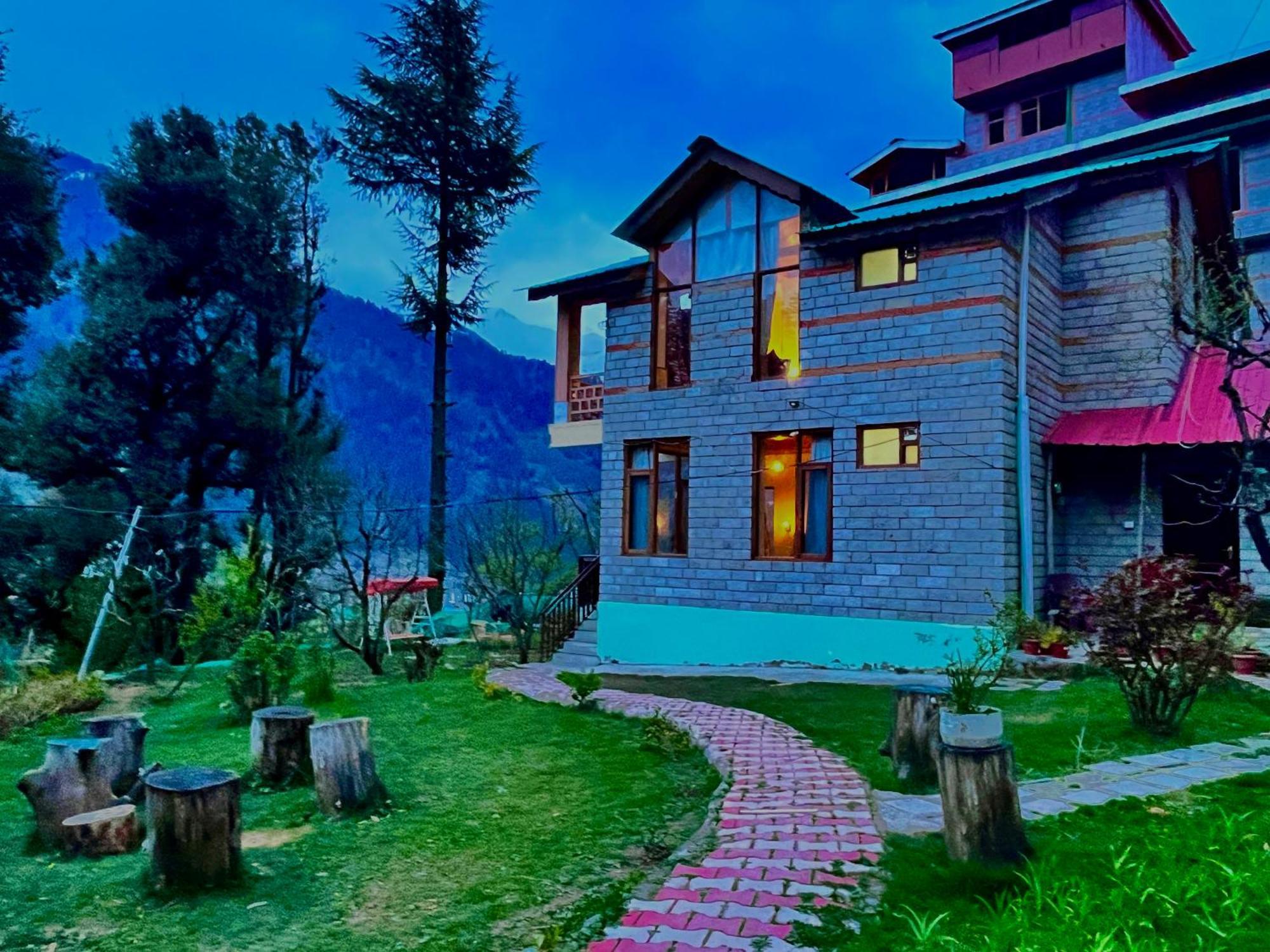 The Manu Emerald # Farmhouse # Top Selling Cottage In Manali # Peaceful Heritage Cozy Stay # Lawn With Bonfire # Most Awarded - Manali (Himachal Pradesh) — Photos 1