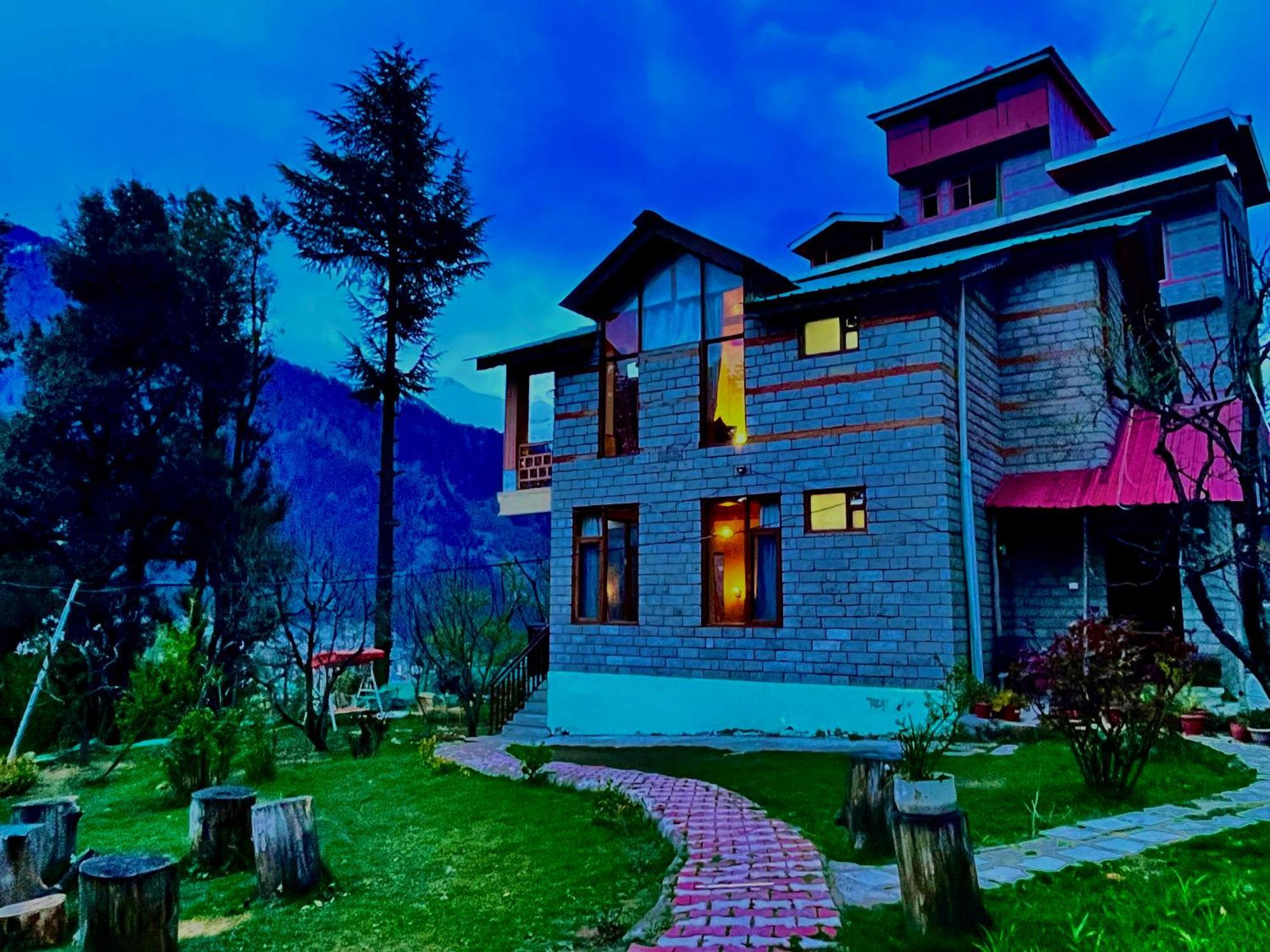 The Manu Emerald # Farmhouse # Top Selling Cottage In Manali # Peaceful Heritage Cozy Stay # Lawn With Bonfire # Most Awarded - Manali (Himachal Pradesh) — Photos 2